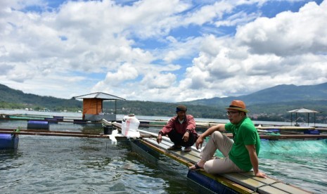 Gubernur Jabar Ridwan Kamil di Waduk Darma, Kuningan.