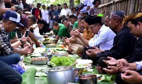 Kandidat Gubernur Jabar Ridwan Kamil disambut dengan tradisi botram di Majalengka, Senin (19/3).