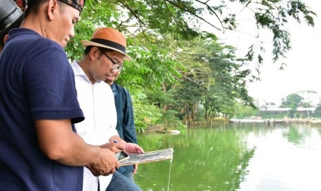 Kandidat Gubernur Jabar Ridwan Kamil langsung membuat sketsa tata ruang Situ, saat berkunjung ke Situ Rawa Kalong, Depok, Sabtu (10/3)