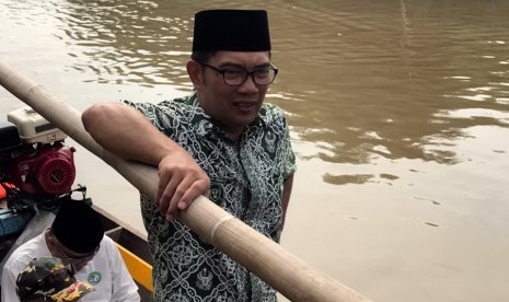 Kandidat Gubernur Jabar Ridwan Kamil meninjau kampung nelayan, Pantai Mekar, Muara Gembong, Kabupaten Bekasi