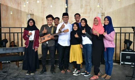 Kandidat Gubernur Jabar Ridwan Kamil saat berkunjung ke area Jatiwangi Art Factory di Majalengka, Senin (19/3)