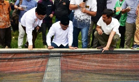 Kandidat Gubernur Jabar Ridwan Kamil saat bersama para petani ikan yang tergabung dalam Paguyuban Petani Jaya Bersama di Kabupaten Bogor,