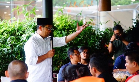 Kandidat Gubernur Jabar Ridwan Kamil saat bertemu masyarakat di Depok