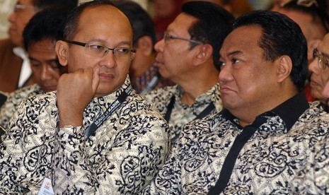 Kandidat Ketua Umum Kamar Dagang dan Industri Indonesia (Kadin) periode 2015-2020 Rosan P. Roeslani (kiri) dan Rachmat Gobel (kanan) menghadiri pembukaan Musyawarah Nasional (Munas) VII Kadin di Bandung, Jawa Barat, Senin (23/11).