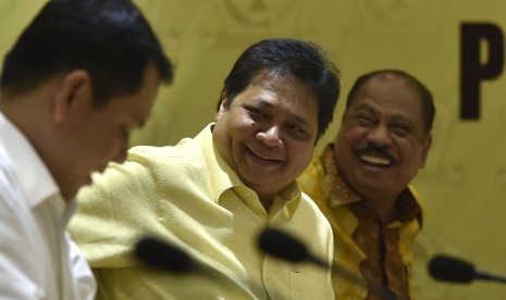 Calon Ketua Umum Partai Golkar Airlangga Hartarto (tengah) 