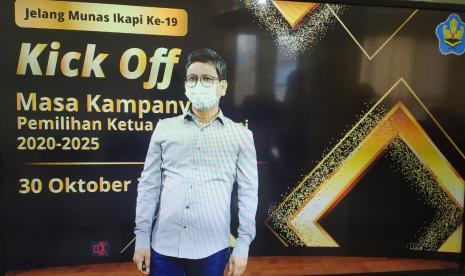 Kandidat Ketua Umum Pengurus Pusat (PP) Ikatan Penerbit Indonesia (Ikapi) Arys Hilman Nugraha (kanan) saat Kick off Masa Kampanye dan Pencabutan Nomor Undian Calon Ketua Umum Ikapi Periode 2020-2025, Jumat (30/10) di Jakarta. Dalam kesempatan ini Arys Hilman juga memperkenalkan Ketua tim sukses Pemenangan Arys untuk Ikapi, Syahruddin El Fikri (kiri).