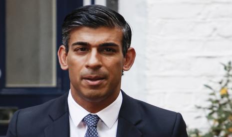  Kandidat pemimpin Partai Konservatif Rishi Sunak meninggalkan rumahnya di London, Senin, 24 Oktober 2022. Mantan kepala Departemen Keuangan Inggris Rishi Sunak adalah yang terdepan dalam persaingan Partai Konservatif untuk menggantikan Liz Truss sebagai perdana menteri. 