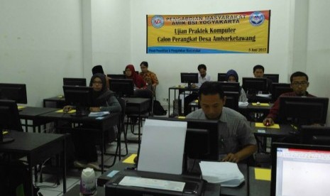 Kandidat perangkat desa Ambarketawang mengikuti seleksi di AMIK BSI Yogyakarta.  