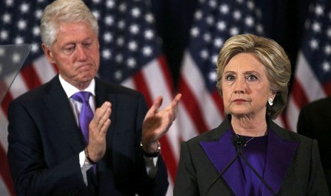 Kandidat Presiden Amerika Serikat (AS) dari Partai Demokrat, Hillary Clinton,  didampingi suaminya mantan Presiden AS Bill Clinton, memberikan pidato atas kekalahannya dalam pemilu di New York, Rabu (9/11).