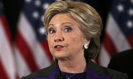 Kandidat Presiden Amerika Serikat (AS) dari Partai Demokrat, Hillary Clinton, memberikan pidato atas kekalahannya dalam pemilu di New York, Rabu (9/11).