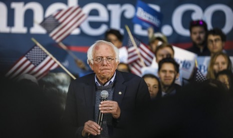 Kandidat presiden AS dari Partai Demokrat Senator Bernie Sanders berbicara di Dartmouth College, Hanover, New Hampshire, Ahad (29/9).