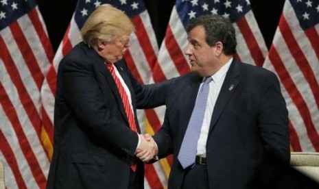 Kandidat presiden AS dari Partai Republik Donald Trump berjabat tangan dengan Gubernur New Jersey Chris Christie (kanan).