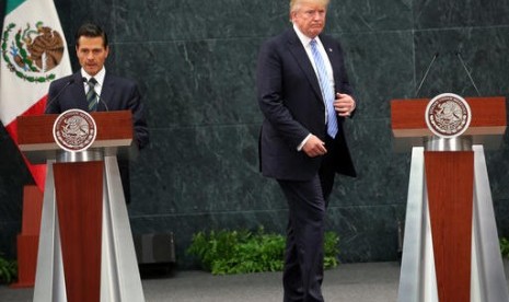 Kandidat presiden AS Donald Trump (kanan) saat bersiap melakukan konferensi pers bersama dengan Presiden Meksiko Enrique Pena Nieto di Mexico City, Rabu, 31 Agustus 2016.