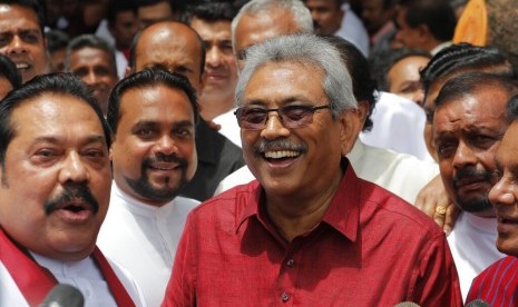 Kandidat presiden dan mantan menteri pertahanan Sri Lanka Gotabaya Rajapaksa (tengah) setelah keluar dari komisi pemilu bersama saudaranya sekaligus mantan presiden Mahinda Rajapaksa (kiri) di Kolombo, Sri Lanka, Senin (7/10).