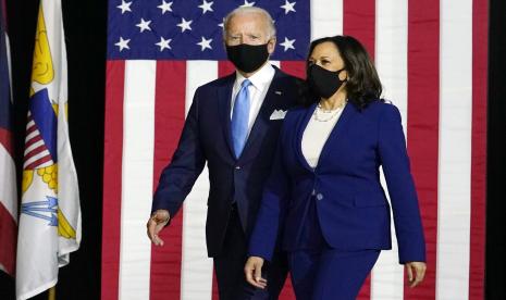  Kandidat presiden dari Partai Demokrat, mantan Wakil Presiden Joe Biden dan pasangannya Senator Kamala Harris, D-Calif., Tiba untuk berbicara pada konferensi pers di Sekolah Menengah Alexis Dupont di Wilmington, Del., Rabu, 12 Agustus 2020.