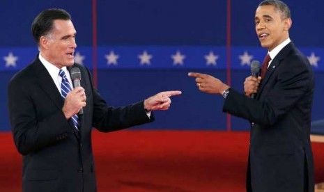  Kandidat Presiden dari Partai Republik Mitt Romney dan Presiden AS Barack Obama saat debat calon presiden AS putaran kedua di Hempstead, New York, Rabu (17/10). 