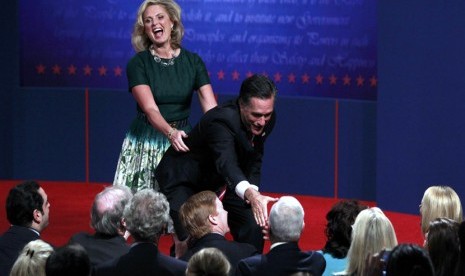  Kandidat presiden dari Partai Republik Mitt Romney didampingi Ann Romney usai debat final presiden AS di Boca Raton, Florida, Selasa (23/10). (Jason Reed/Reuters)