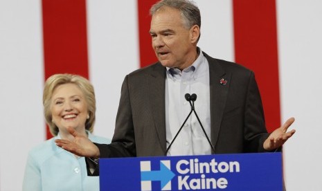 Kandidat presiden partai demokrat AS Hillary Clinton mendengarkan Tim Kaine yang baru saja diumumkan secara resmi sebagai kandidat wakil presidennya, Ahad (24/7), di Miami.