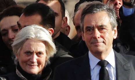 Kandidat presiden Prancis Francois Fillon dan istrinya Penelope Fillon saat kampanye di Paris, 5 Maret 2017. Penelope menghadapi tuduhan melakukan pekerjaan fiktif.