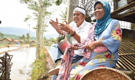 Kandidat Wagub Jabar Dedi Mulyadi berjanji memberikan solusi soal listrik bagi warga miskin. Dedi bertemu Mak Ade di Garut, Selasa (27/3)