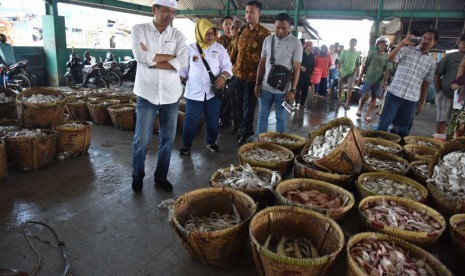 Kandidat Wagub Jabar Dedi Mulyadi saat di TPI Mina Bahari di Desa Eretan Kulon, Kecamatan Kandanghaur, Kabupaten Indramayu.