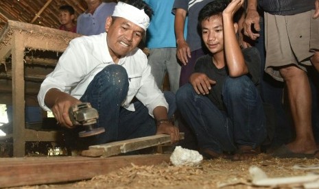 Kandidat Wakil Gubernur Jabar, Dedi Mulyadi saat berkunjung ke Kawasan Kota Bukit Indah, Purwakarta, Rabu (4/4)