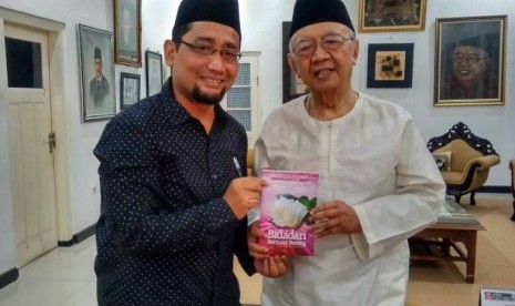 Kang Abik (kiri) dan Gus Sholah.