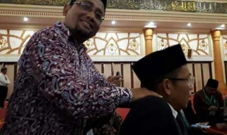 Kang Abik (kiri) memijit Gubernur Nusa Tenggara Barat TGB M Zainul Majdi.