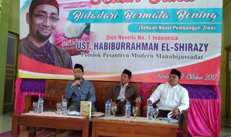 Kang Abik tampil di Ponpes Manahijussadat, Lebak, Banten, dalam acara bedah novel 