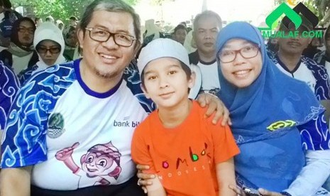 Kang Aher dan Teh Netty bersama mualaf cilik, Mark Mc Manus