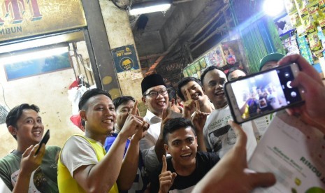 Kang Emil bersama para pedagang di Pasar Tambun, Bekasi