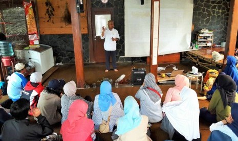 Kang Luky, fasilitator sekaligus pemilik RKP (Rumah Kayu Permaculture), menyampaikan materi dalam Pelatihan Berkebun Organik yang diselenggarakan SDF (Syamsi Dhuha Foundation) di Desa Padaasih, Cisarua, Bandung Barat, Sabtu (18/3).