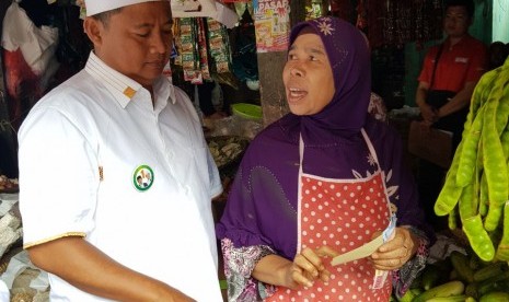 Kang Uu saat di pasar di Ciamis