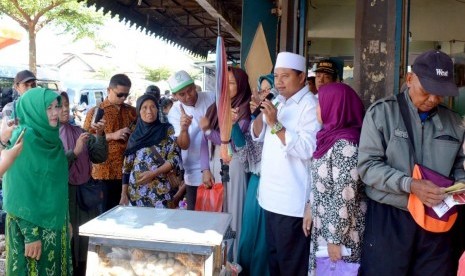 Kang Uu saat di pasar di Ciamis