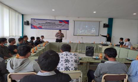 Kanit Lantas Polsek Tanah Sareal Bogor, Ipda Supriyo SH memberikan pembekalan safety riding kepada para anggota Paguyuban Sopir Antar-Jemput Sekolah Bosowa Bina Insani, di Sekolah Bosowa Bina Insani, Bogor, Selasa (27/12/2022).