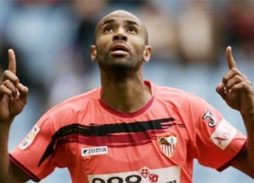 Kanoute tak pernah sungkan dalam menunjukan identitas keislamannya, baik di luar lapangan ataupun di dalam lapangan. Di lapangan misalnya, setiap kali mencetak gol, ia tak pernah lupa merayakannya dengan bersujud dan atau gerak tangan seperti orang tengah 