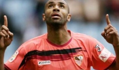 Kanoute tak pernah sungkan dalam menunjukan identitas keislamannya, baik di luar lapangan ataupun di dalam lapangan. Di lapangan misalnya, setiap kali mencetak gol, ia tak pernah lupa merayakannya dengan bersujud dan atau gerak tangan seperti orang tengah 