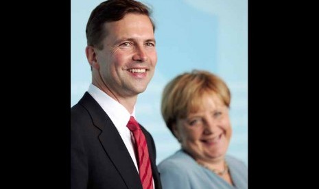 Kanselir Angela Merkel (kanan) dan jubir Steffen Seibert. 