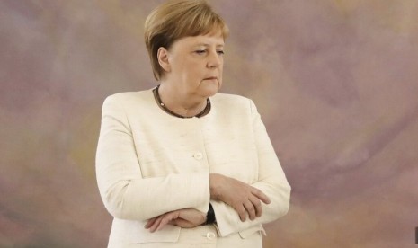 Kanselir Jerman Angela Merkel (64 tahun) kembali terlihat gemetar saat menghadiri sebuah acara di Berlin, Kamis (27/6).