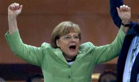 Kanselir Jerman, Angela Merkel, bersorak kegirangan saat menyaksikan langsung laga Jerman vs Yunani yang dimenangkan negaranya dengan skor 4-2.