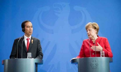 Kanselir Jerman Angela Merkel (CDU) berbicara dengan Presiden Indonesia Joko Widodo dalam sebuah kesempatan bersama beberapa waktu lalu.