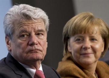 Kanselir Jerman, Angela Merkel  dan mantan aktivis hak asasi Jerman Timur, Joachim Gauck yang diajukan Merkel menjadi Presiden Jerman