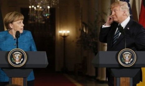 Kanselir Jerman Angela Merkel dan Presiden Amerika Donald Trump saat menggelar konferensi pers usai melakukan pertemuan. Terlihat bahasa tubuh keduanya sedikit canggung dalam konferensi pers tersebut