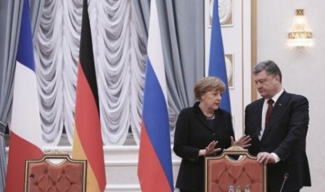 Kanselir Jerman Angela Merkel dan Presiden Ukraina Petro Poroshenko berbicara dalam pembicaraan damai di Minsk, Rabu (11/2)