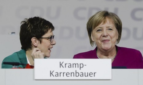 Kanselir Jerman Angela Merkel (kanan) berbicara dengan Ketua Partai CDU Annegret Kramp-Karrenbauer di Hamburg, Jerman, Sabtu (8/12). 