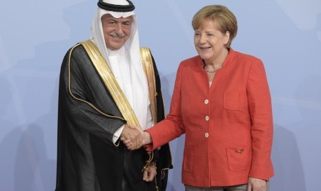 Kanselir Jerman Angela Merkel (kanan) dan Menteri Negara Arab Saudi Ibrahim al-Assaf pada KTT G20 di Hamburg, Jerman, Sabtu (8/7).