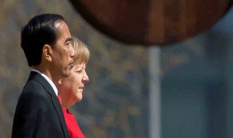   Kanselir Jerman Angela Merkel menyambut Presiden Indonesia Joko Widodo dengan kehormatan militer di luar Kanselir Jerman di Berlin, Jerman, (18/4).