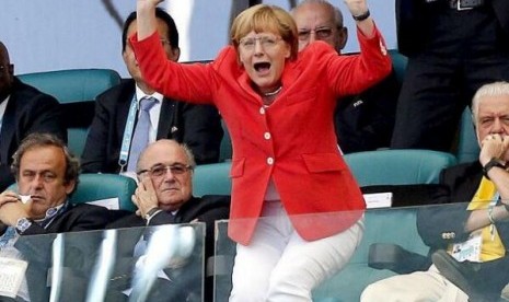 Kanselir Jerman Angela Merkel merayakan kemenangan der Panzer atas Portugal, 4-0.