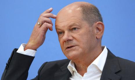 Kanselir Jerman Olaf Scholz berbicara kepada media selama konferensi pers musim panas tahunan pertamanya di Berlin, Jerman, Kamis, 11 Agustus 2022.