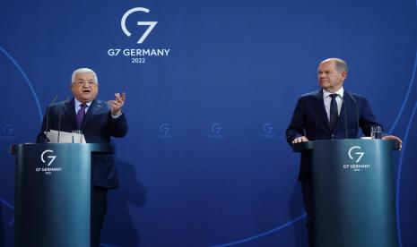  Kanselir Jerman Olaf Scholz (kanan) mengadakan konferensi pers bersama dengan Presiden Palestina Mahmoud Abbas (kiri) di Berlin, Jerman, 16 Agustus 2022.